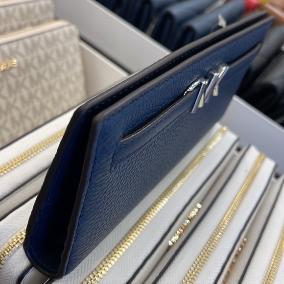 Michael Kors Reed Large Bifold Pebbled Leather Snap Wallet Card Case 
Navy 
NWT - Picture 7 of 16